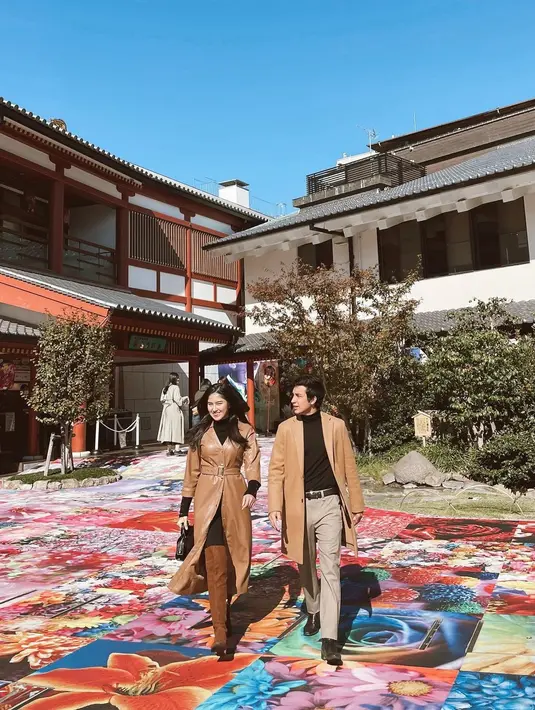 Salah satunya saat keduanya kompak mengenakan outfit dengan nuansa netral dominan cokelat [instagram/ochi24]