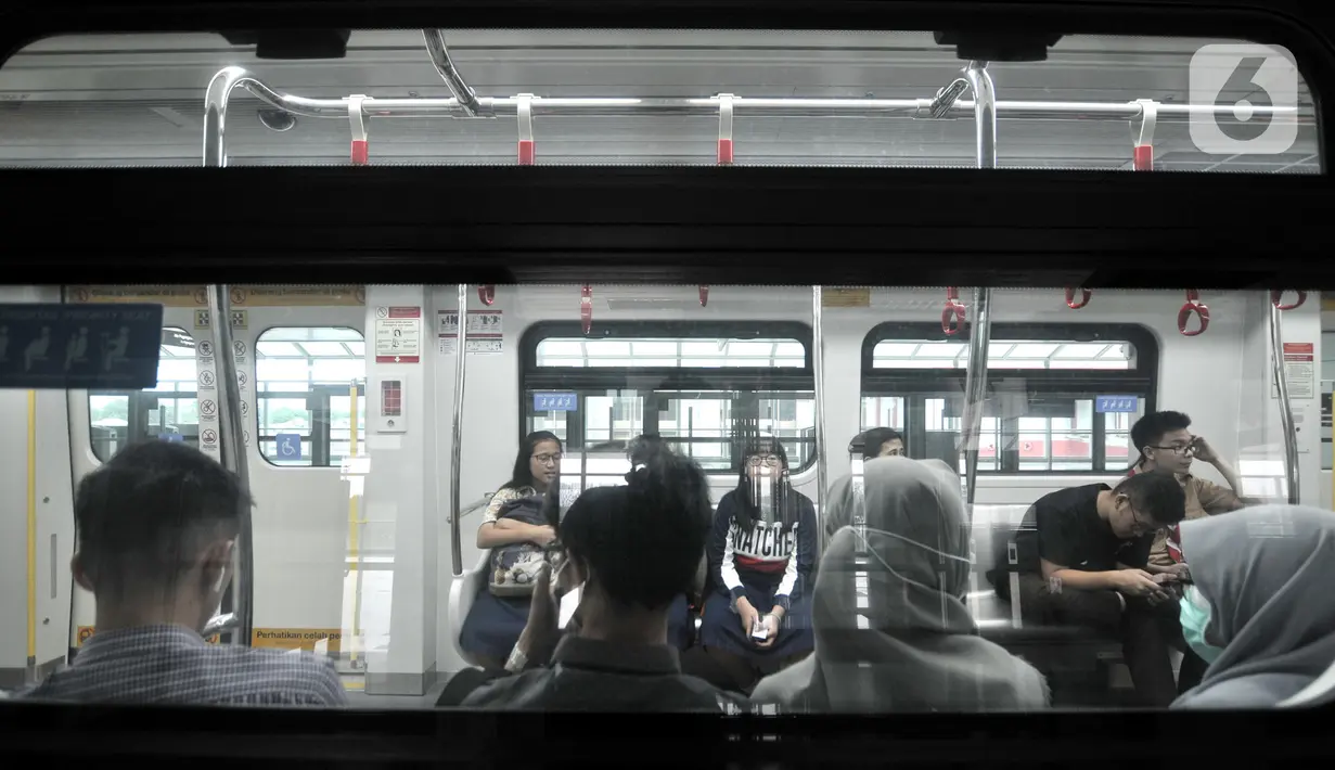 Penumpang menaiki Kereta api ringan atau Light Rail Transit (LRT) di Stasiun Velodrome, Rawamangun, Jakarta, Rabu (27/11/2019). Moda transportasi massal LRT Jakarta akan beroperasi komersial per 1 Desember 2019 dengan tarif Rp5.000 untuk sekali perjalanan. (merdeka.com/Iqbal Nugroho)