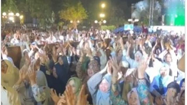 Puluhan ribu warga memadati pengajian Gus Iqdam di Balai Kota Surabaya. (Istimewa)