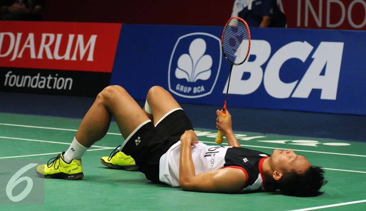 Tunggal putra Indonesia, Ihsan Maulana Mustofa terkapar saat laga melawan Huang Yuxiang (Tiongkok) di babak kedua BCA Indonesia Open 2016, Jakarta, Kamis (2/6/2016). Ihsan menang dua set langsung 21-18, 21-15. (Liputan6.com/Helmi Fithriansyah)