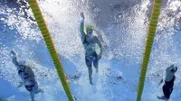 Perenang Australia Emma McKeon (tengah) berenang gaya bebas 100 meter putri Olimpiade Tokyo 2020 di Tokyo, Jepang, Rabu (28/7/2021). Sepanjang sejarah Olimpiade, tidak ada perenang putri yang membuat pencapaian seperti McKeon. (AP Photo/David J. Phillip)