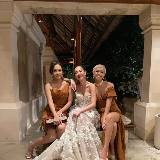 6 Potret BCL Bareng Bridesmaid dan Bridesman, Aishah Sinclair