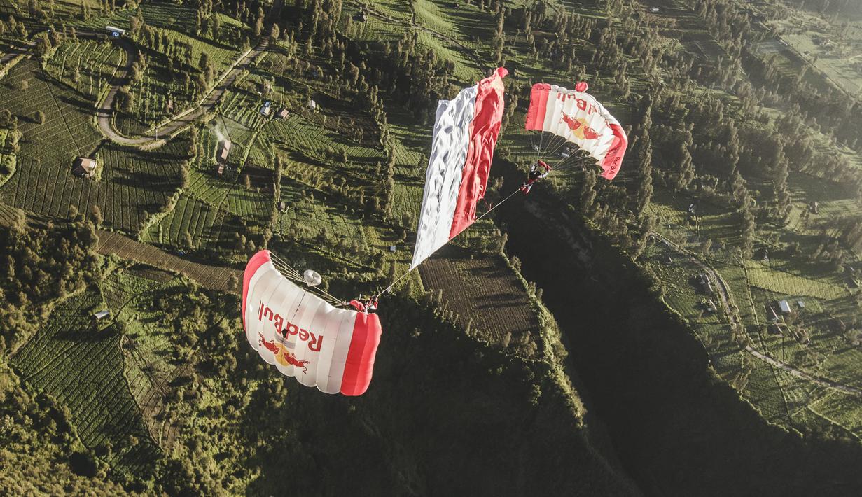 Dominic Roithmair dan Marco Furst saat mengibarkan bendera Merah Putih. (Red Bull Content Pool)