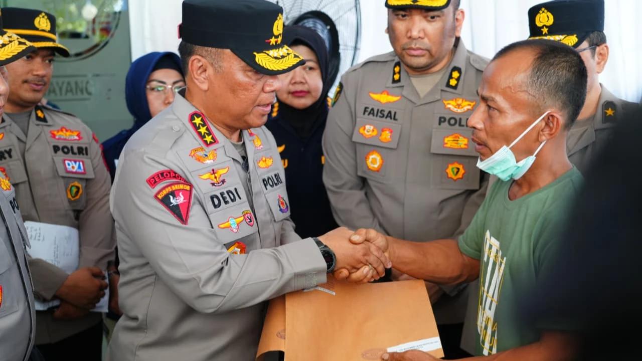 Wakapolri Temui Keluarga Korban Tewas Banjir di Sumbar