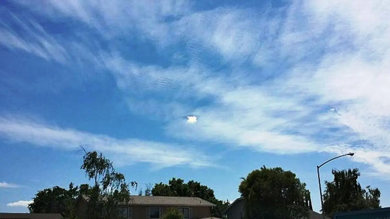 Lubang misterius di langit California