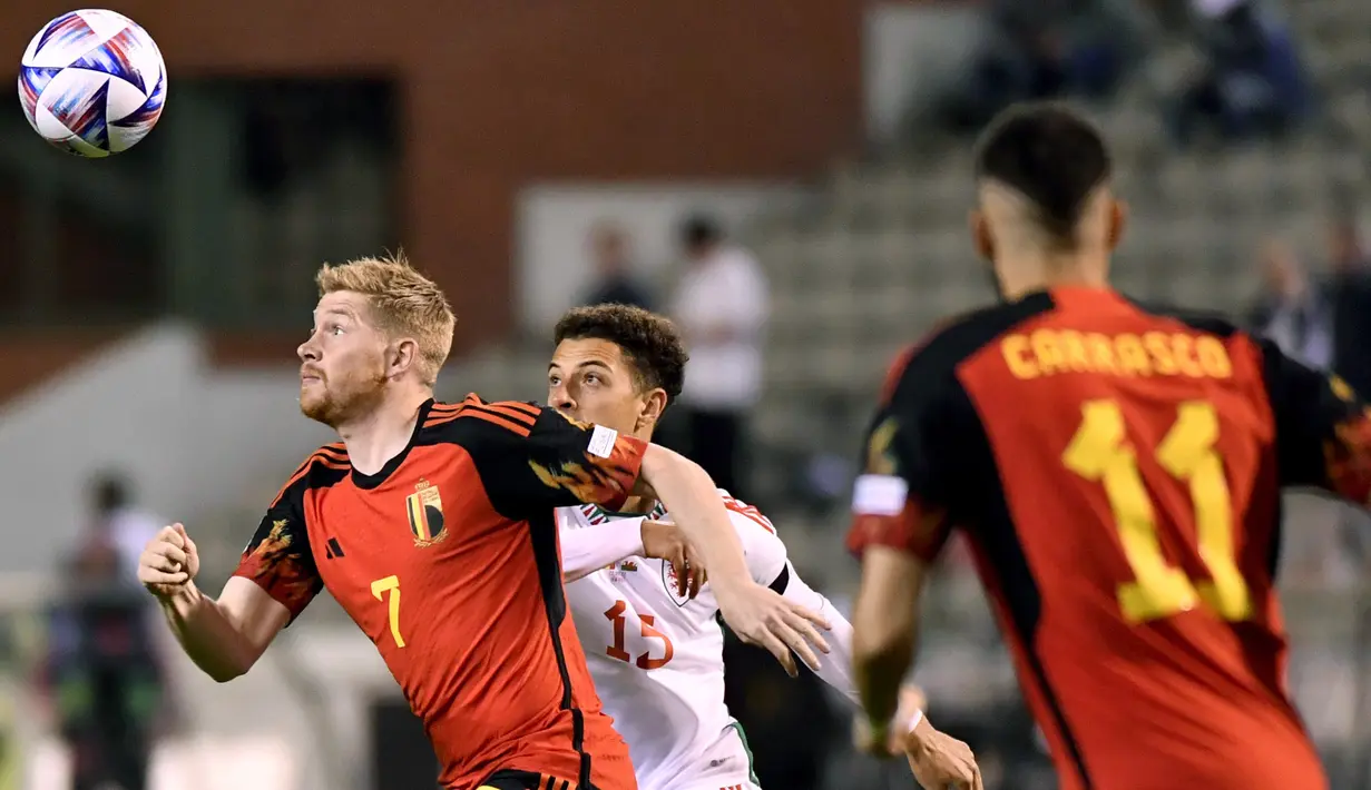Pertandingan berjalan cukup seimbang namun Belgia main lebih dominan di awal pertandingan. Pemain Manchester City, Kevin De Bruyne dan pemain Chelsea, Michy Batshuayi tampil impresif dalam laga tersebut. Mereka saling memberikan assist dan masing-masing mencetak satu gol bagi kemenangan Belgia. (AP Photo/Geert Vanden Wijngaert)