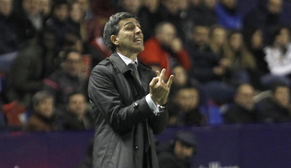 Gaya pelatih Levante, Lopez Muniz memberikan arahan kepada timnya saat melawan Real Madrid pada laga La Liga Santander di Ciutat de Valencia stadium, Valencia, Spanyol, (3/2/2018). Real Madrid bermain imbang 2-2.  (AP/Alberto Saiz)