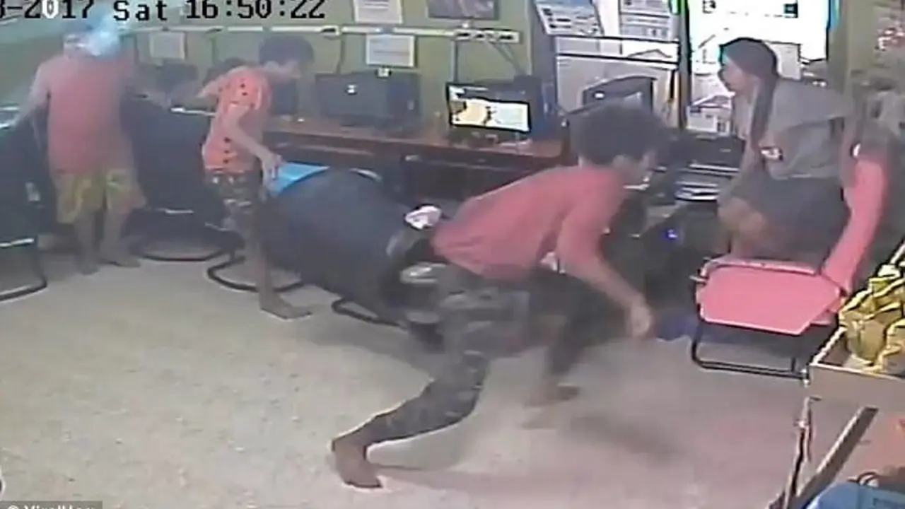 Serangan ular di sebuah warung internet di Thailand. (Viral Hog)