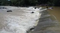 Anak-anak di Desa Bonto Matinggi harus menyeberang sungai dengan arus yang deras demi mencapai sekolah. (Komisi Perlindungan Anak Indonesia)