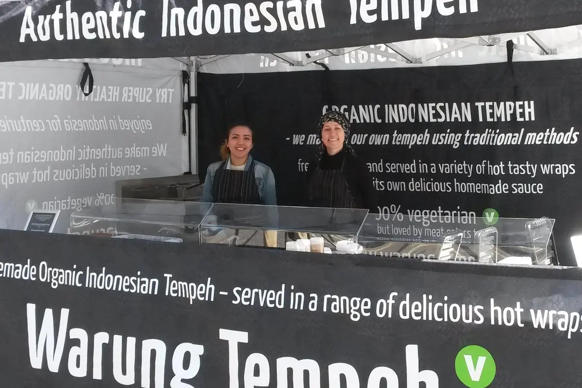 Buka Warung, Pria Bule Ini Jualan Tempe di London