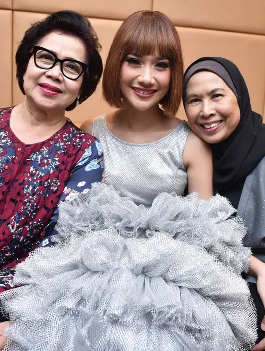 Dalam postingan ini, BCL terlihat sangat harmonis saat bersama sang ibunda dan ibu mertua, Khadijah Abdul Rahman. (Liputan6.com/IG/@bclsinclair)