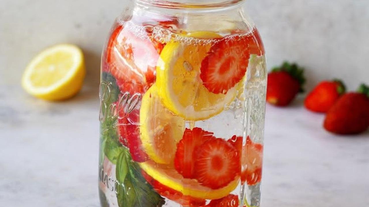 Ilustrasi Air Infus Buah (©Pinterest)