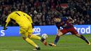 Striker Barcelona, Luis Suarez, berupaya mengecoh kiper Sevilla, Sergio Rico. Kekalahan ini membuat Sevilla tertahan di peringkat kelima klasemen La Liga. (Reuters/Albert Gea)
