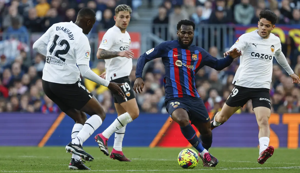 <p>Gelandang Barcelona, Franck Kessie menggiring bola saat bertanding melawan Valencia selama pertandingan lanjutan La Liga Spanyol di stadion Camp Nou, Spanyol, Minggu (5/3/2023). Barcelona menang tipis atas Valencia dengan skor 1-0. (AP Photo/Joan Monfort)</p>