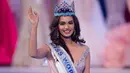 Miss India, Manushi Chhillar melambaikan tangan usai disematkan mahkota Miss World 2017 dalam ajang kontes Miss World ke-67 di Sanya, Tiongkok, Sabtu (18/11). Manushi (20) berhasil mengalahkan 108 kontestan lain dari berbagai negara. (NICOLAS ASFOURI/AFP)