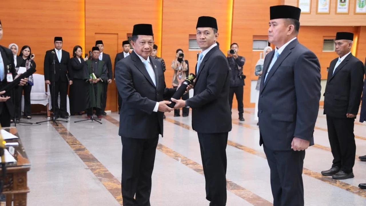 Mendagri Tito Karnavian melantik 15 pejabat pimpinan tinggi pratama dan 34 pejabat administrator di lingkungan Kemendagri