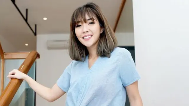 Selain Gisella Anastasia, Gaya Rambut Mama Muda dengan Poni Pendek Ini Cubit-able Banget