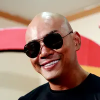 Tersenyum mantap saat ditemui di bilangan Kebon Jeruk, Jakarta Barat, Jumat (21/8/2015, ‘Master magician’ ini menganggap dirinya merupakan pesulap paling wahid sampai saat ini. (Wimbarsana/Bintang.com)