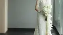 Sementara Valencia Tanoesoedibjo mengenakan kebaya brokat putih dengan motif floral yang cantik. Bagian kerahnya dibuat lebih tinggi, sehingga menampilkan impresi elegan pada penampilan Valencia. Kebayanya kemudian dilengkapi dengan train yang menjuntai layaknya dress. [@valenciatanoe].
