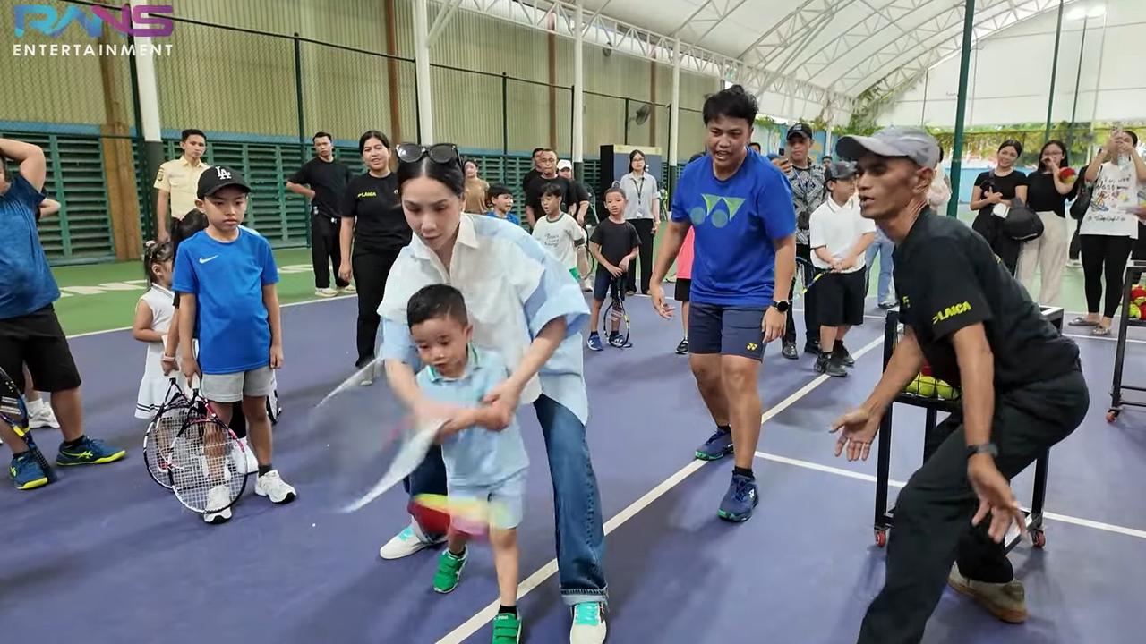 Lucunya Reaksi Nagita Slavina Saksikan Rayyanza Ikut Coaching Clinic Tenis: Sotoy Banget Loh!