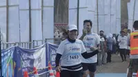 Wulan Guritno saat menyentuh garis finis Mekaki Marathon (istimewa)