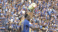 Suporter melihat duel udara antara striker Persib, Ezechiel N'Douassel, dengan kiper Semen Padang Muhammad Ridwan, di Stadion Si Jalak Harupat, Bandung, Sabtu, (9/9/2017). Persib ditahan imbang 2-2 oleh Semen Padang. (Bola.com/M Iqbal Ichsan)