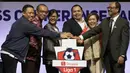 Suasana seremoni pembukaan saat Peluncuran Shopee Liga 1 di SCTV Tower, Jakarta, Senin (13/5). Sebanyak 18 klub akan bertanding pada Liga 1 mulai tanggal 15 Mei. (Bola.com/Vitalis Yogi Trisna)