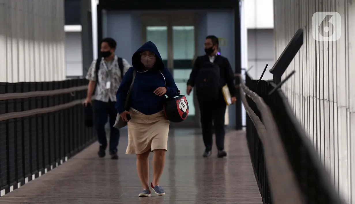 Warga menggunakan masker berjalan di JPO kawasan Jalan Jenderal Sudirman, Jakarta, Kamis (10/9/2020). Guna meredam peningkatan kasus aktif COVID-19, Gubernur DKI Jakarta, Anies Baswedan memutuskan kembali memperketat PSBB mulai pekan depan, 14 September 2020. (Liputan6.com/Helmi Fithriansyah)