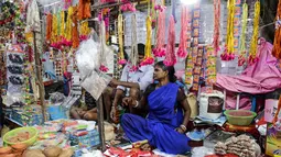 Pedagang menjual perlengkapan ibadah di kios pinggir jalan menjelang festival Hindu Chhath, di Kolkata, India (9/11/2021). Selama Chhath, festival Hindu kuno yang populer di kalangan kelas pekerja, ritual dilakukan untuk berterima kasih kepada Dewa Matahari. (AP Photo/Bikas Das)