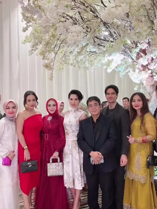 Anya Dwinov terlihat cantik di antara tamu undangan yang hadir. [Instagram.com/eddiesadellia]