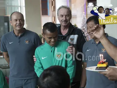 Ekspresi kebahagiaan Manahati Lestusen mendapat kejutan dan pelukan saat Ulang Tahun di Thailand. (Bola.com/Vitalis Yogi Trisna) 