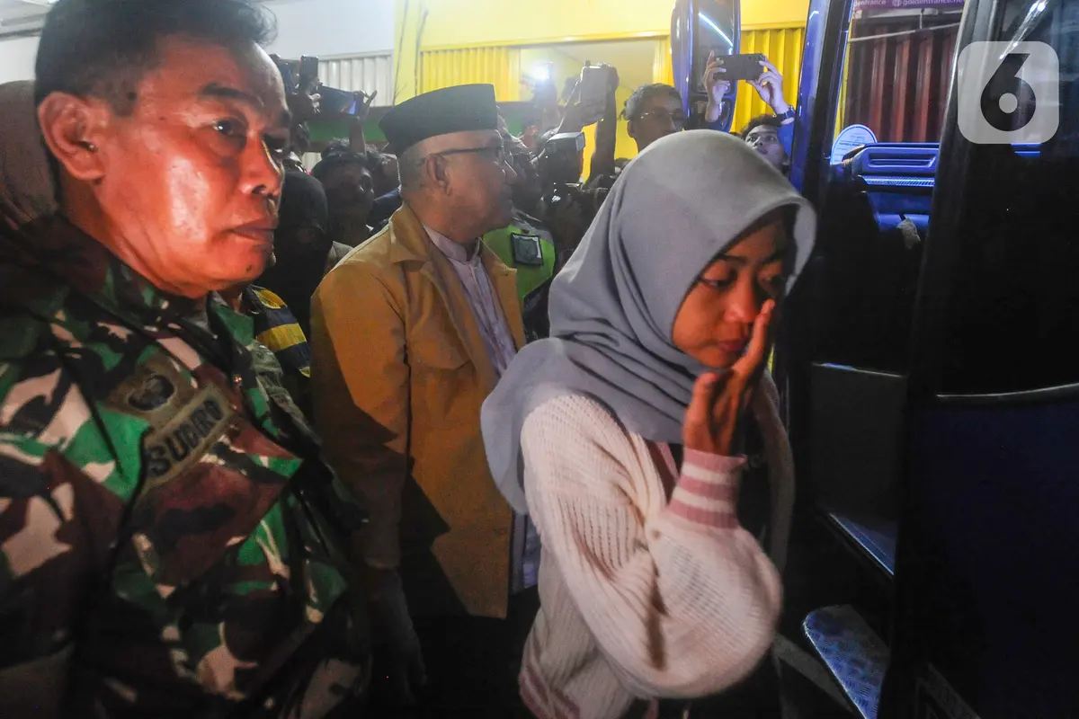 Tangis Histeris Orang Tua Sambut Siswa SMK Lingga Kencana yang Selamat