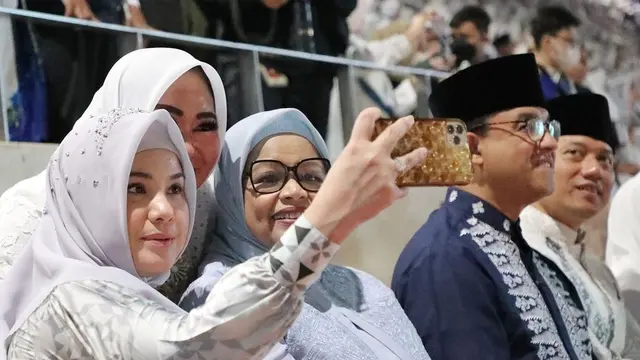 Tampil Berhijab, Ini 7 Potret Annisa Pohan Bareng Ibu-Ibu Pengajian