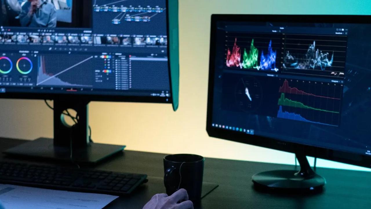 Pemerintah terus berupaya melaksanakan percepatan transformasi digital melalui penerapan Sistem Pemerintah Berbasis Elektronik (SPBE) terpadu dari pusat hingga ke daerah.