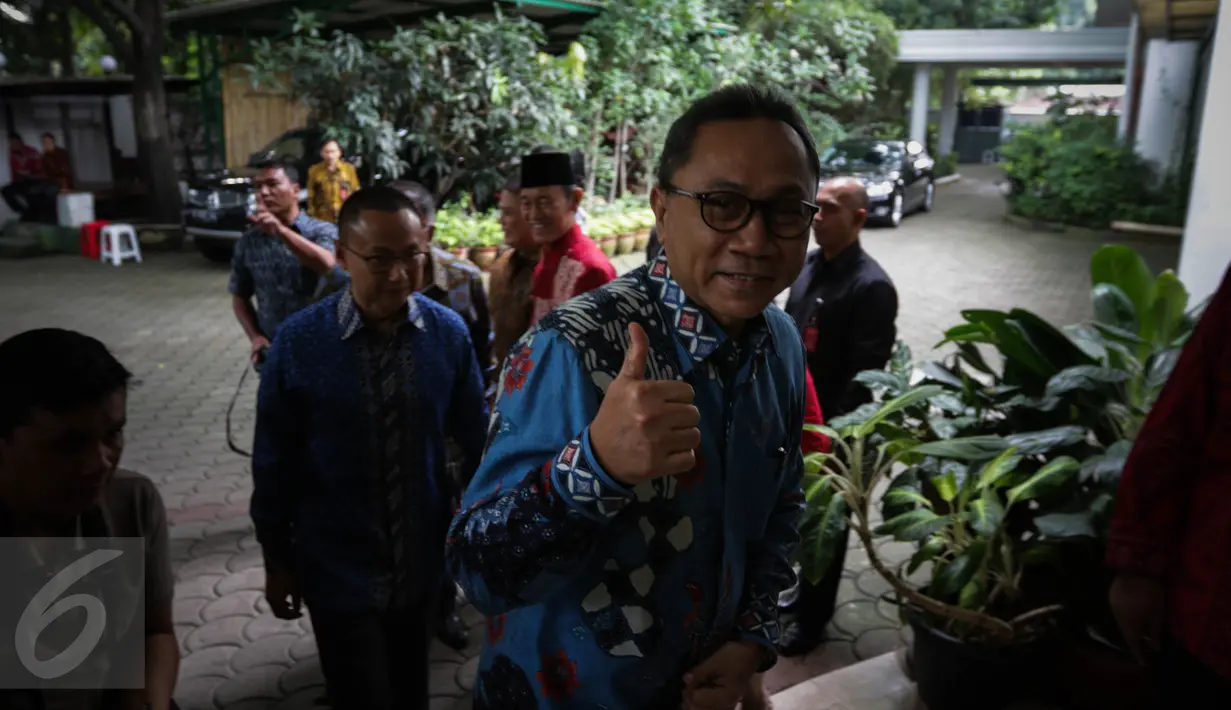 Ketum PAN, Zulkifli Hasan menyapa awak media saat tiba di kediaman Megawati di Jalan Teuku Umar, Jakarta, Selasa (22/11). Pertemuan tertutup tersebut membahas situasi politik terkini dan pilkada serentak 2017. (Liputan6.com/Faizal Fanani)