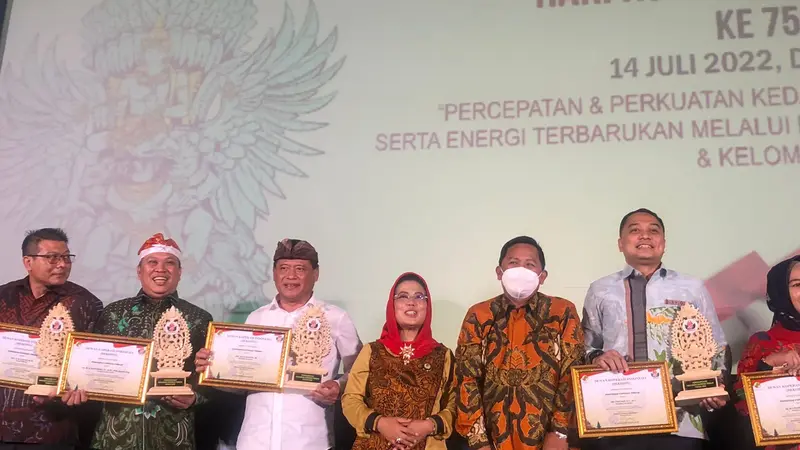 Pemberian penghargaan oleh Dekopin kepada sejumlah tokoh dalam rangka Hari Koperasi 2022 di Hotel Sanur Bali. (Ist).