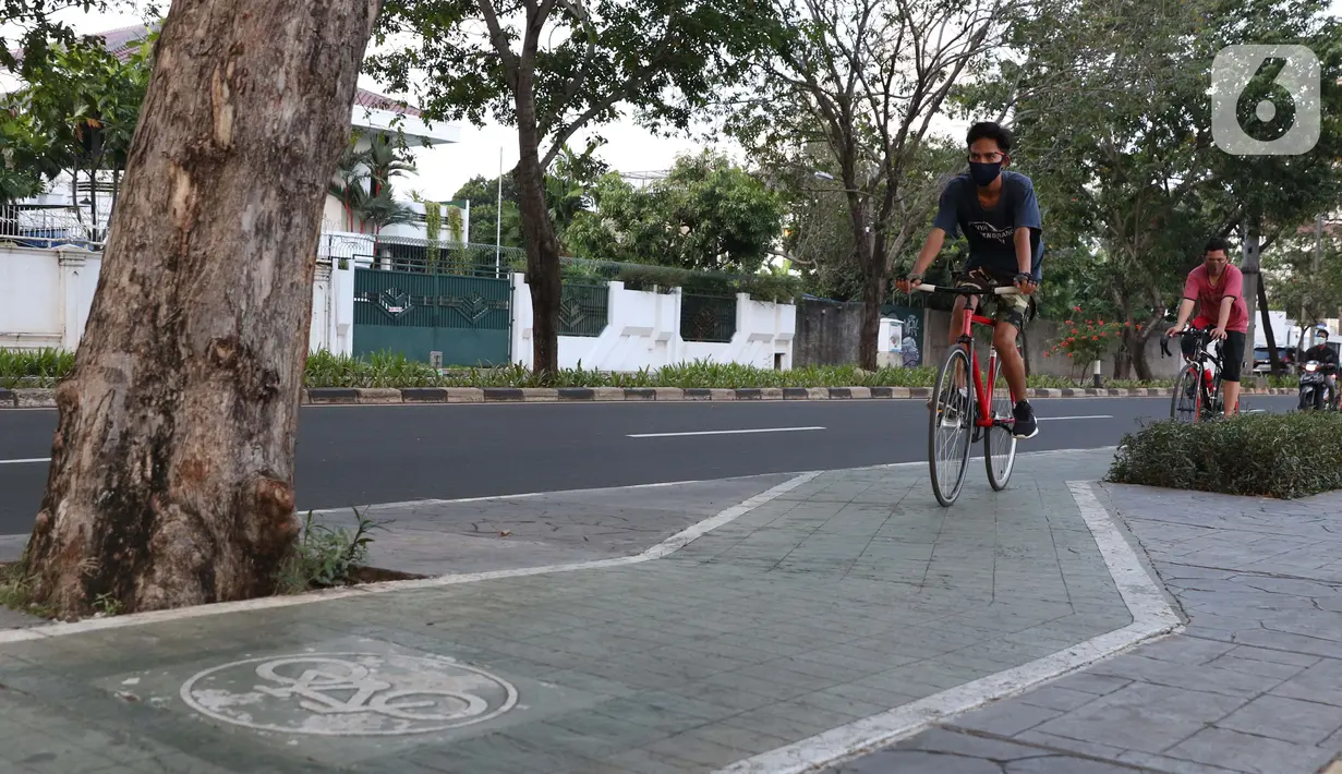 Warga berolahraga sepeda santai di trotoar yang dilengkapi jalur sepeda di kawasan Danau Sunter, Jakarta, Selasa (23/6/2020). Di masa pandemi COVID-19, berolahraga sepeda mulai digemari dan menjadi tren masyarakat beberapa kota besar di Indonesia. (Liputan6.com/Helmi Fithriansyah)