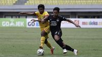 Duel Bhayangkara FC vs PSIS di Stadion Patriot Candrabhaga, Bekasi, Selasa (20/8/2019). (Bola.com/Muhammad Iqbal Ichsan)