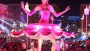 Kendaraan hias membawa patung raksasa berbentuk Ratu saat diarak pada parade karnaval Nice ke-135 di Nice, Prancis (16/2). (Valery Hache/AFP)