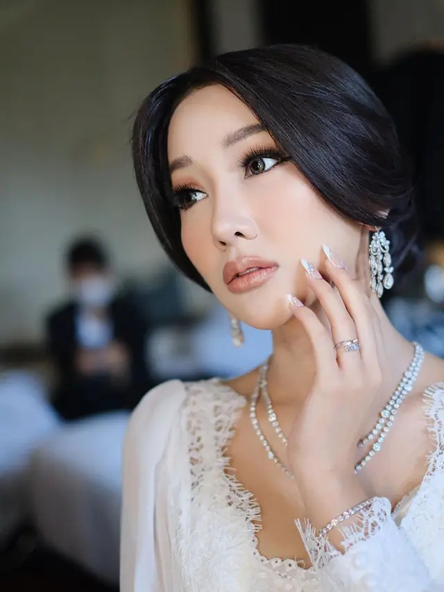 Detail Makeup Lucinta Luna Saat Tunangan
