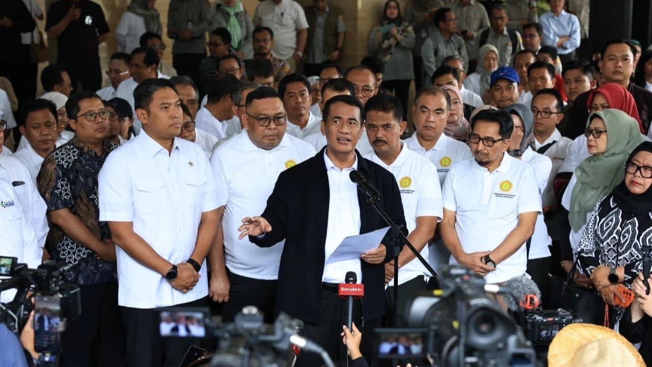 Mentan Amran saat melepas bantuan Kementan Peduli tahap 2 sebanyak 153 truk di Kampus Kementerian Pertanian