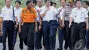Menteri Perhubungan Ignasius Jonan (ketiga kiri) tiba di Lanud Iskandar, Pangkalan Bun, Kalteng, Selasa (13/01/2015). (Liputan6.com/Andrian M Tunay)