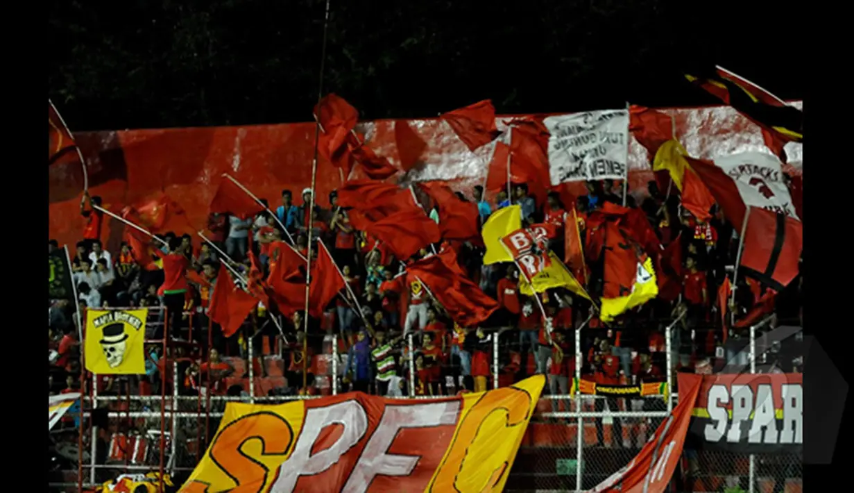 Suporter Semen Padang  memberikan dukungan kepada tim kesayangan mereka saat berlaga di SCM Cup 2015, Stadion H Agus Salim, Padang, Senin (19/1/2015). Sriwijaya FC unggul 2-1 atas Semen Padang. (Liputan6.com/Johan Tallo)