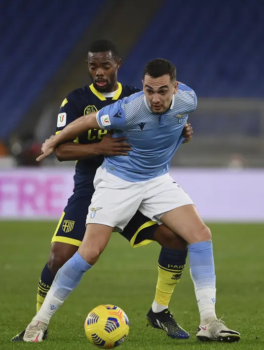 Gelandang Lazio, Gonzalo Escalante berusaha mengontrol bola dari kawalan gelandang Parma, Wylan Cyprien pada babak 16 besar Coppa Italia di Stadion Olimpiade Roma di Roma, Italia (22/1/2021).  Lazio melaju ke babak perempat final atau 8 besar Coppa italia 2020/2021. (Alfredo Falcone/LaPresse via AP)