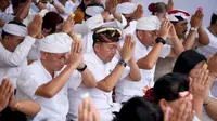 Umat Hindu melaksanakan rangkaian tahapan hari raya Nyepi, yaitu upacara melasti, di Pantai Ekowisata Jembatan Cinta, Desa Segarajaya, Kec. Tarumajaya, Kab. Bekasi, Minggu (3/3/2024) (Istimewa)