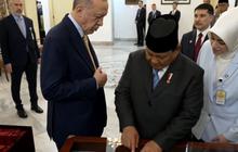 Momen Prabowo-Erdogan Bertukar Cenderamata, Ada Vas Bunga hingga Senapan Serbu