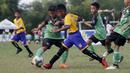 Pemain Satria Muda FA berusaha melewati pemain SS Gagak Rimang pada laga Indonesia Junior League 2019 di Lapangan Sawangan, Minggu (20/10). Dari liga kelas junior ini diharapkan bisa melahirkan pesepakbola muda berbakat dan berkualitas. (Bola.com/M Iqbal Ichsan)