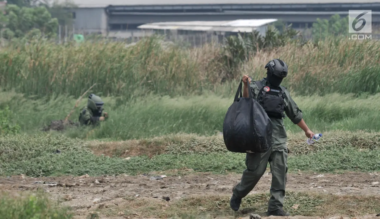 Densus Antireror bersiap meledakan tas berisi bom dari rumah terduga teroris di Semper Barat, Cilincing, Jakarta, Senin (23/9/2019). Petugas kepolisian melakukan disposal atau meledakkan bom milik terduga teroris yang ditemukan di TKP. (merdeka.com/Iqbal S. Nugroho)