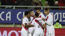 Penyerang Peru, Claudio Pizarro (kedua kanan) melakukan selebrasi usai mencetak gol ke gawang Venezuela saat pertandingan Copa Amerika 2015 di Estadio Elías Figueroa, Chile, Kamis (18/6/2015). Peru menang 1-0 atas Venezuela. (AFP PHOTO/LUIS ACOSTA)