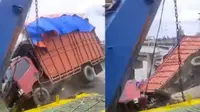 Truk berisi sarat muatan bahan pokok jatuh ke laut saat ingin menyeberang di Pelabuhan Meulaboh Aceh. (Liputan6.com/ Istimewa)